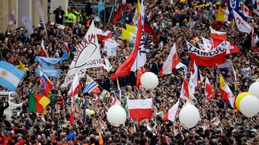 Mar de banderas deja escondidos a los ticos en fiesta de canonización