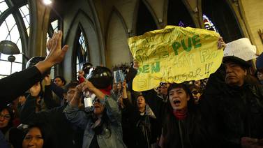  Obispo chileno asumió el cargo en medio de repudio popular