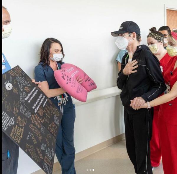Al salir del hospital, Toño Mauri recibió una tarjeta con mensajes de todos los funcionarios que le acompañaron en su proceso. Foto: Instagram El Gordo y La Flaca