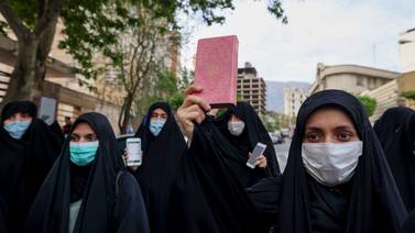 Policía refuerza control de mujeres sin velo en Irán