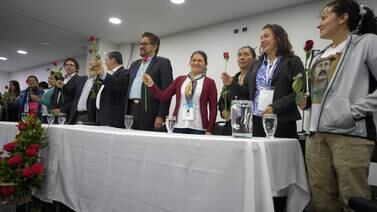 Las FARC se lanzan al ruedo político pidiendo perdón y gobierno de transición