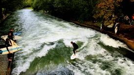 Surf en Múnich celebra 50 años gracias a olas sin fin en plena urbe