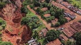 Ciudad amazónica de Brasil colapsa ante el avance de enormes cráteres