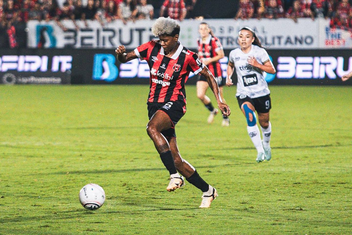Natalia Mills intentó darle fuerza ofensiva a Liga Deportiva Alajuelense en el juego de ida de la final femenina contra Sporting.