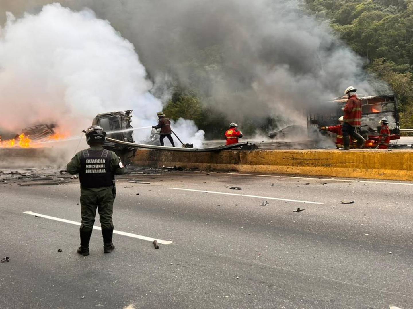El accidente en Ayacucho, en Venezuela, involucró a 17 vehículos donde casi todos terminaron incendiados.