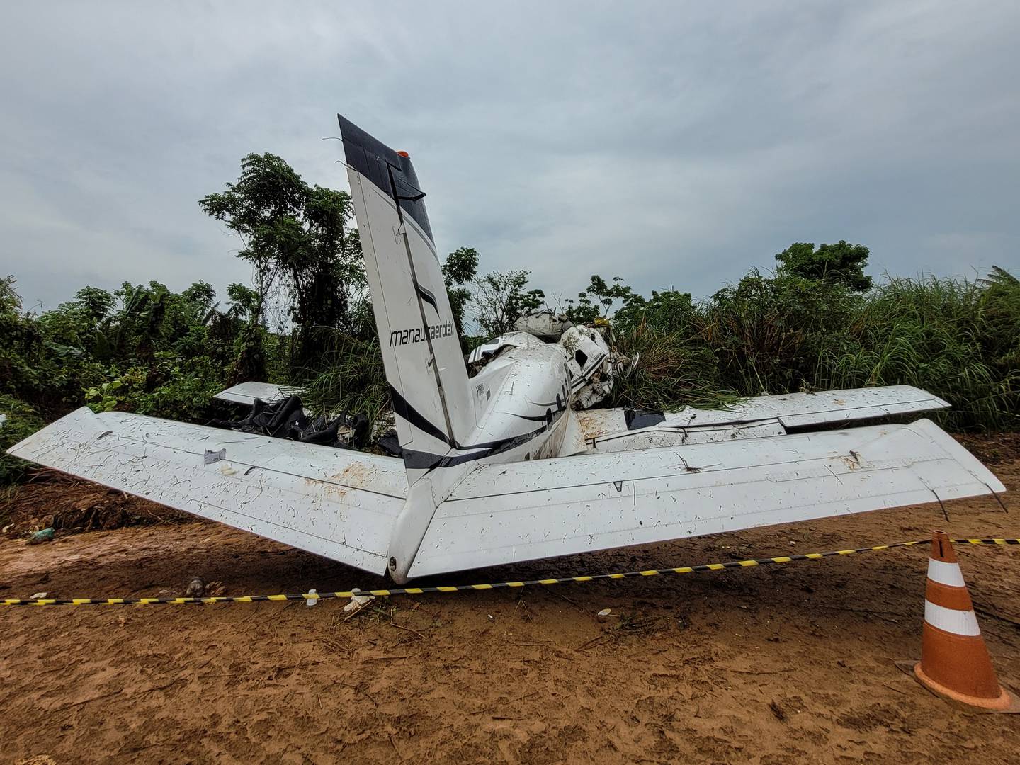 Vista del lugar donde se estrelló un avión Embraer EMB-110 de la aerolínea Manaus Aerotaxi, provocando la muerte de 14 personas durante el aterrizaje del avión el día anterior en el aeropuerto de Barcelos, a unos 400 km de Manaus, estado de Amazonas, Brasil.