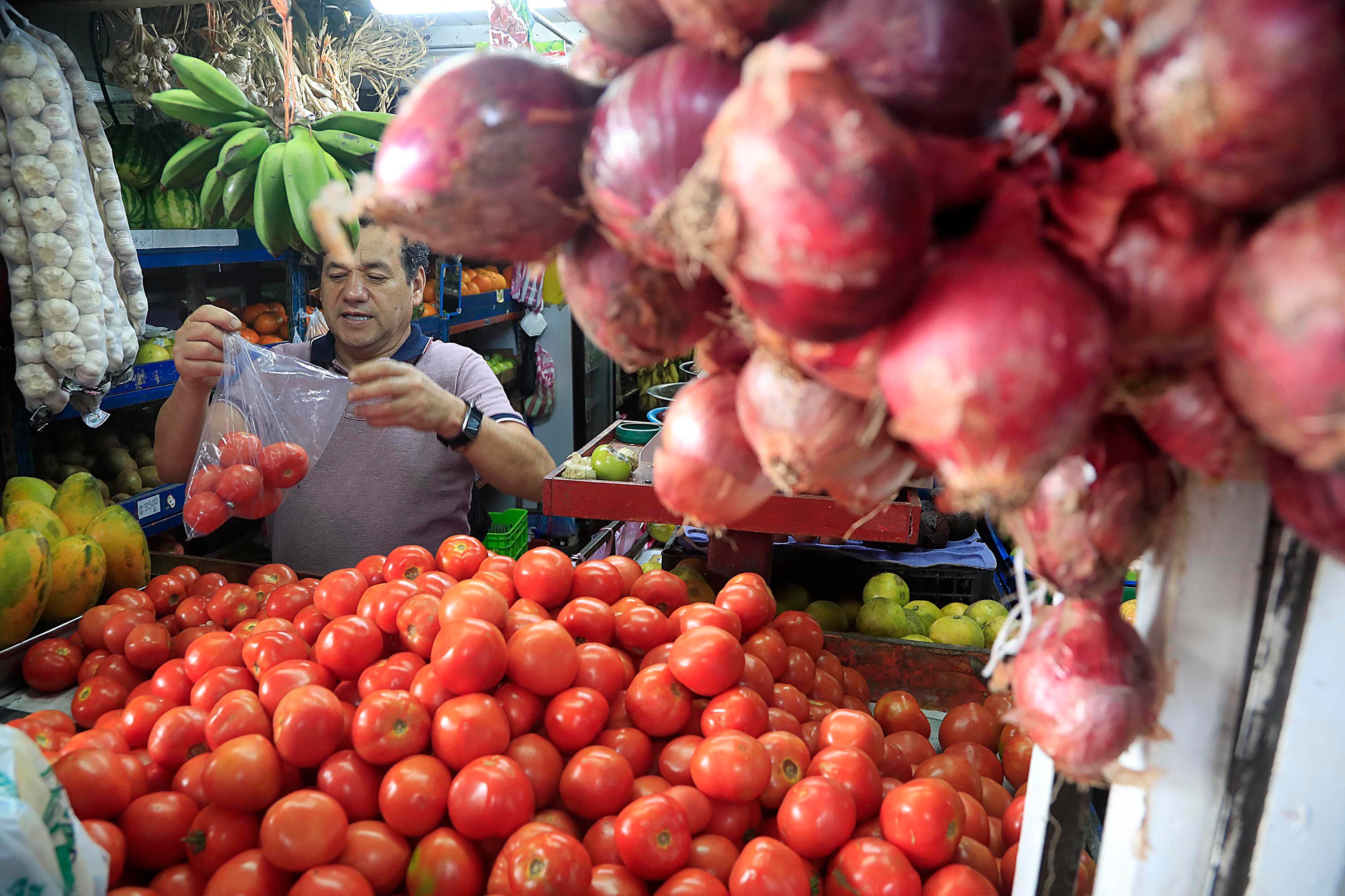 Mercado municipal de Cartago. Tomate, cebolla, papa y chile dulce son algunos de los productos cuyos precios subieron en febrero del 2024 respecto a enero, de acuerdo con el IPC.  