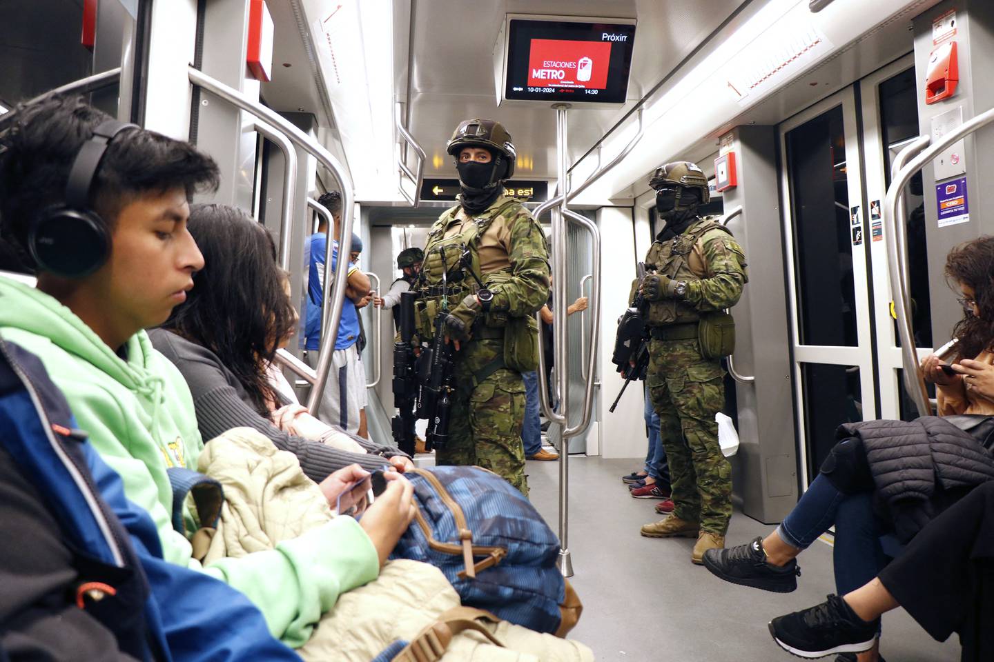 Miembros de las Fuerzas Armadas hacen guardia en un vagón del metro durante una operación para proteger la seguridad civil.