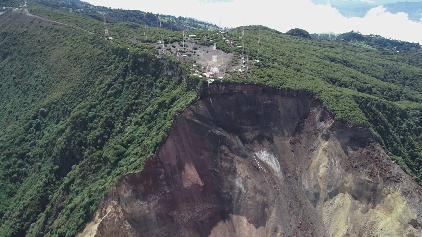 Autoridades denuncian que personas ingresan de forma ilegal a zona de deslizamientos en el volcán Irazú. Foto CNE.