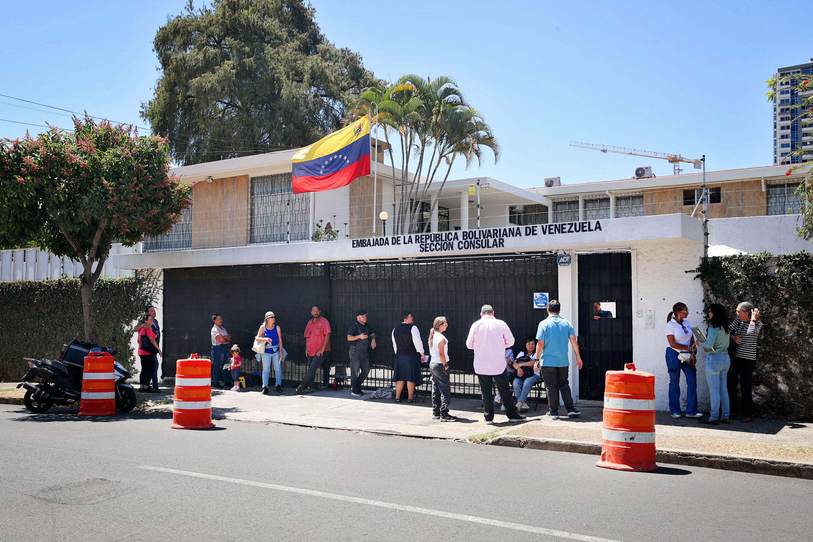  Venezolanos hacen fila a las afueras de la Oficina Consular de Venezuela en Costa Rica. Foto: John Durán