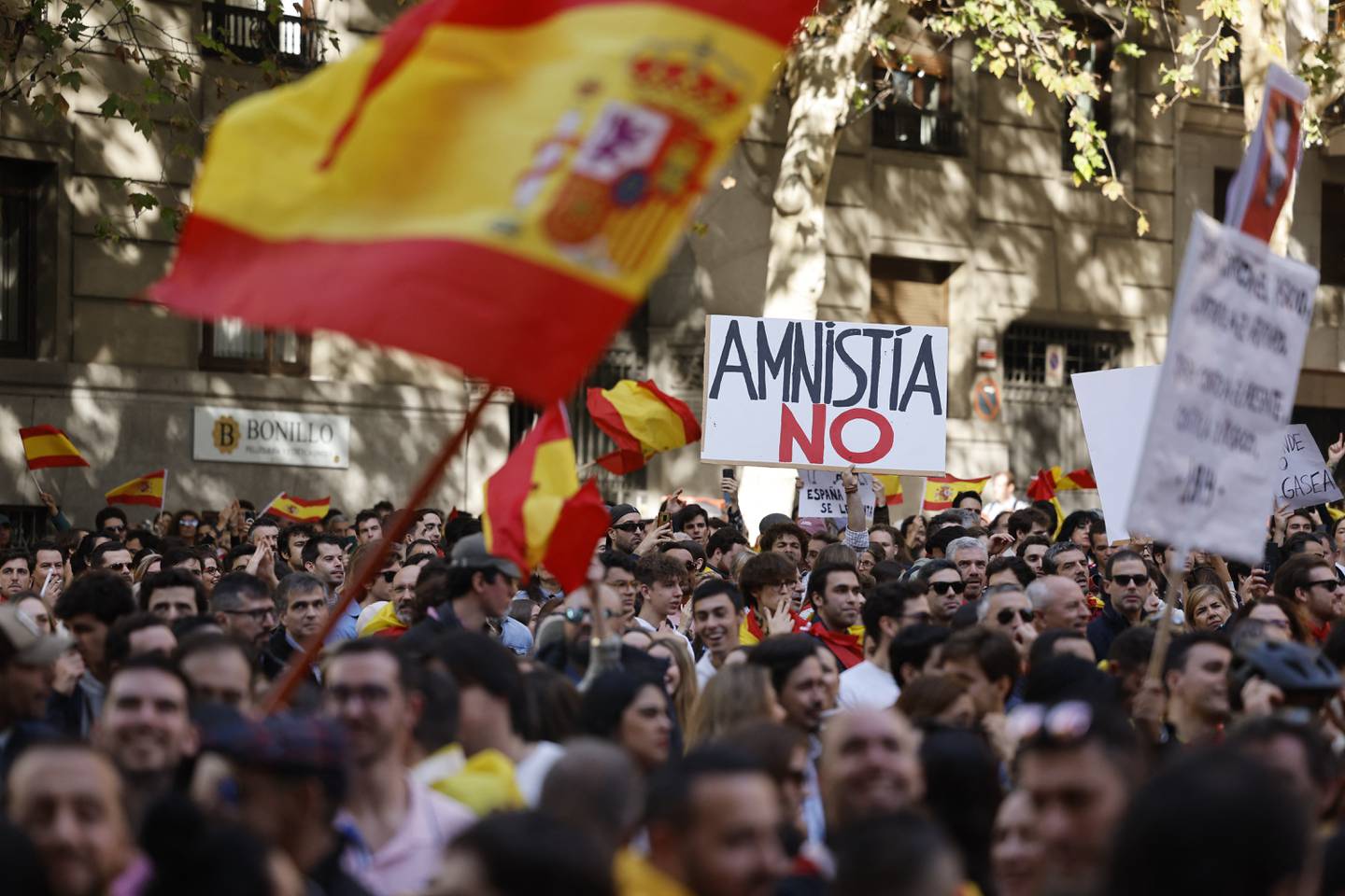 Decenas de miles de ciudadanos españoles se manifestaron el domingo en 52 ciudades en rechazo a la futura ley de amnistía para los independentistas catalanes, impulsada por el presidente del gobierno, Pedro Sánchez, como parte de una estrategia para asegurar su permanencia en el poder.