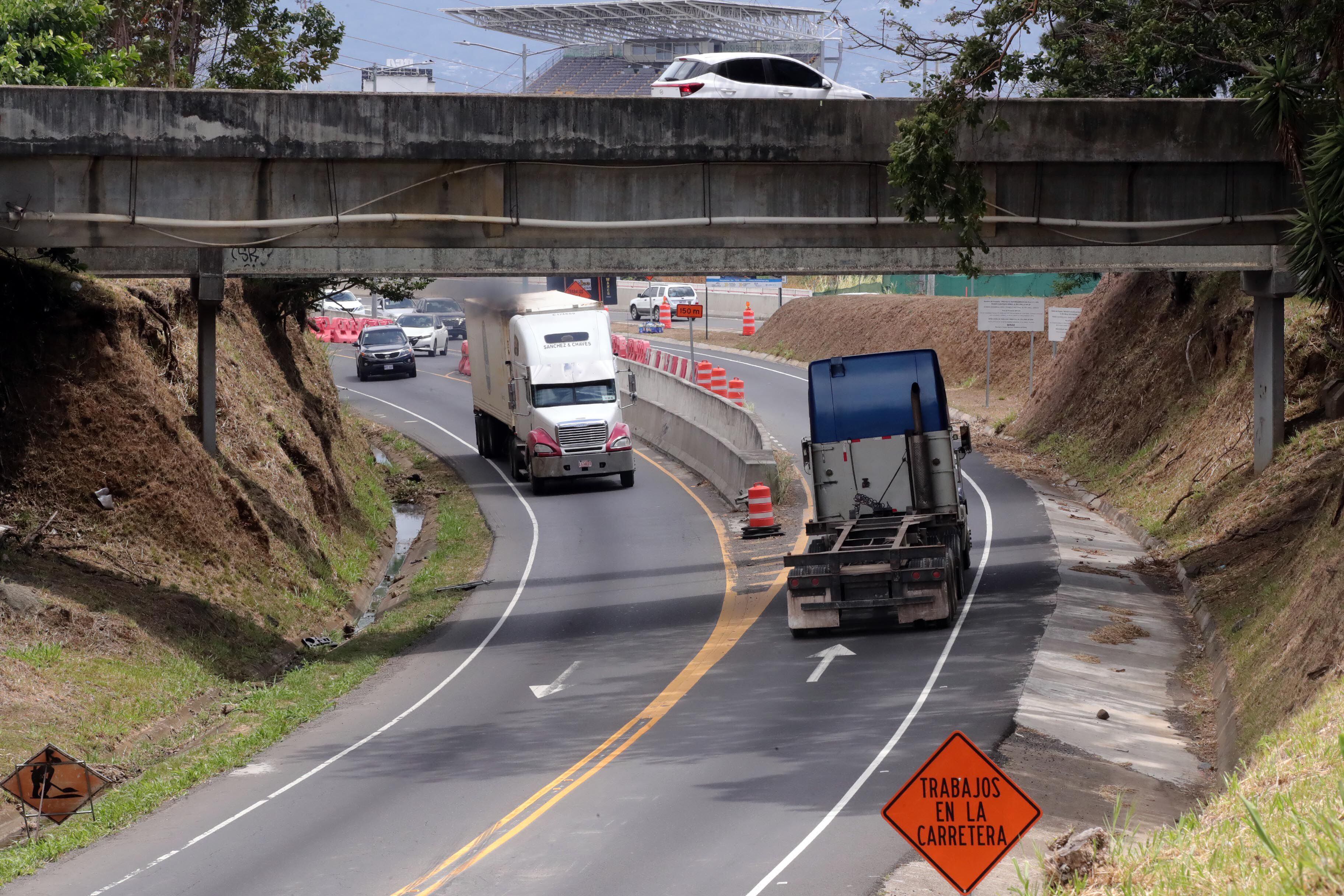 El Conavi confirmó que se ampliarán los accesos al puente del Virilla, pero el resto de la vía seguirá con solo un carril en el sector norte. Foto: 