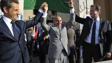 Cameron y Sarkozy, dos héroes para los libios