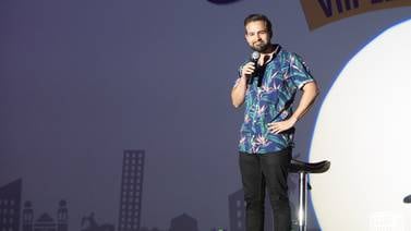 El economista tico que renunció al trabajo de sus sueños en Canadá por hacer ‘stand up comedy’  