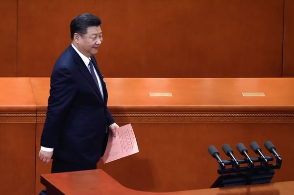 Fotografía del 11 de marzo del 2018 en la que el presidente chino, Xi Jinping, se prepara para votar durante la tercera sesión plenaria de la XIII Asamblea Popular Nacional en el Gran Palacio del Pueblo en Beijing. Foto: AFP.