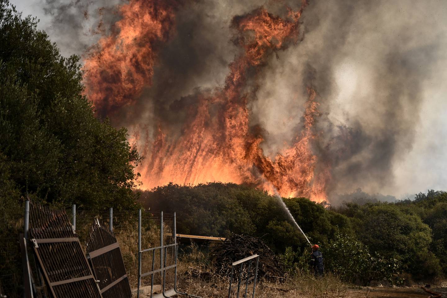 Un bombero griego combate un incendio forestal que se propaga en Dikella, cerca de Alexandroupoli, en el norte de Grecia