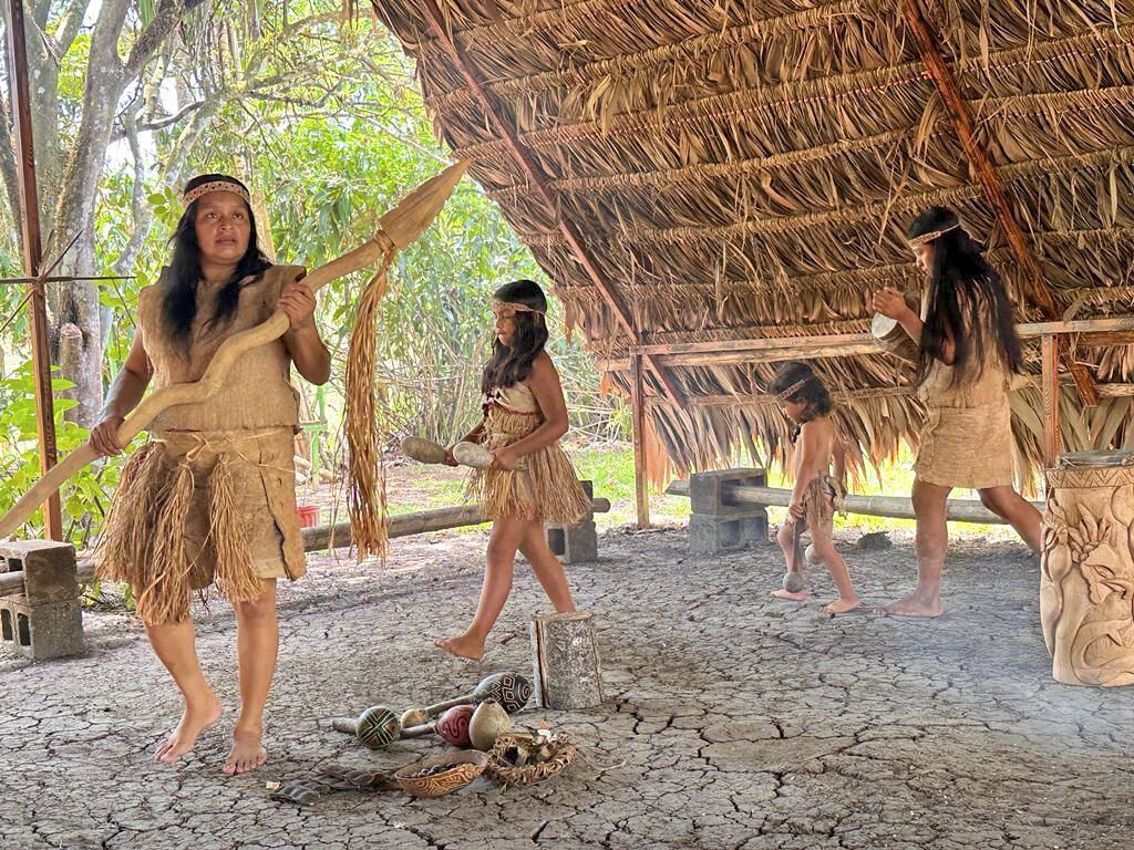 Uno de los lugares más emblemáticos e importantes para visitar es la comunidad indígena Maleku, en Guatuso, Alajuela. Esta comunidad indígena ofrece una experiencia única y significativa, permitiendo a los visitantes sumergirse en su rica herencia cultural y aprender sobre sus tradiciones. Foto: (ICT).