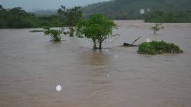 Fuertes lluvias inundan 25 viviendas en Puntarenas
