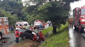 Conductor muere al perder control de carro en autopista General Cañas y chocar contra árbol