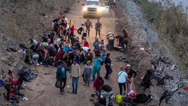 Texas construirá base militar en frontera con México para contener migración