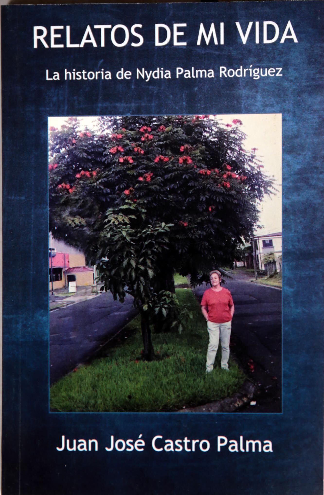 El libro 'Relatos de mi vida' tiene en la portada esta foto, en la que luce doña Nidya y su árbol cuando 