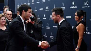 Vea como Carlos Alcaraz ni pudo dar una entrevista al mirar que Lionel Messi pasaba a su lado