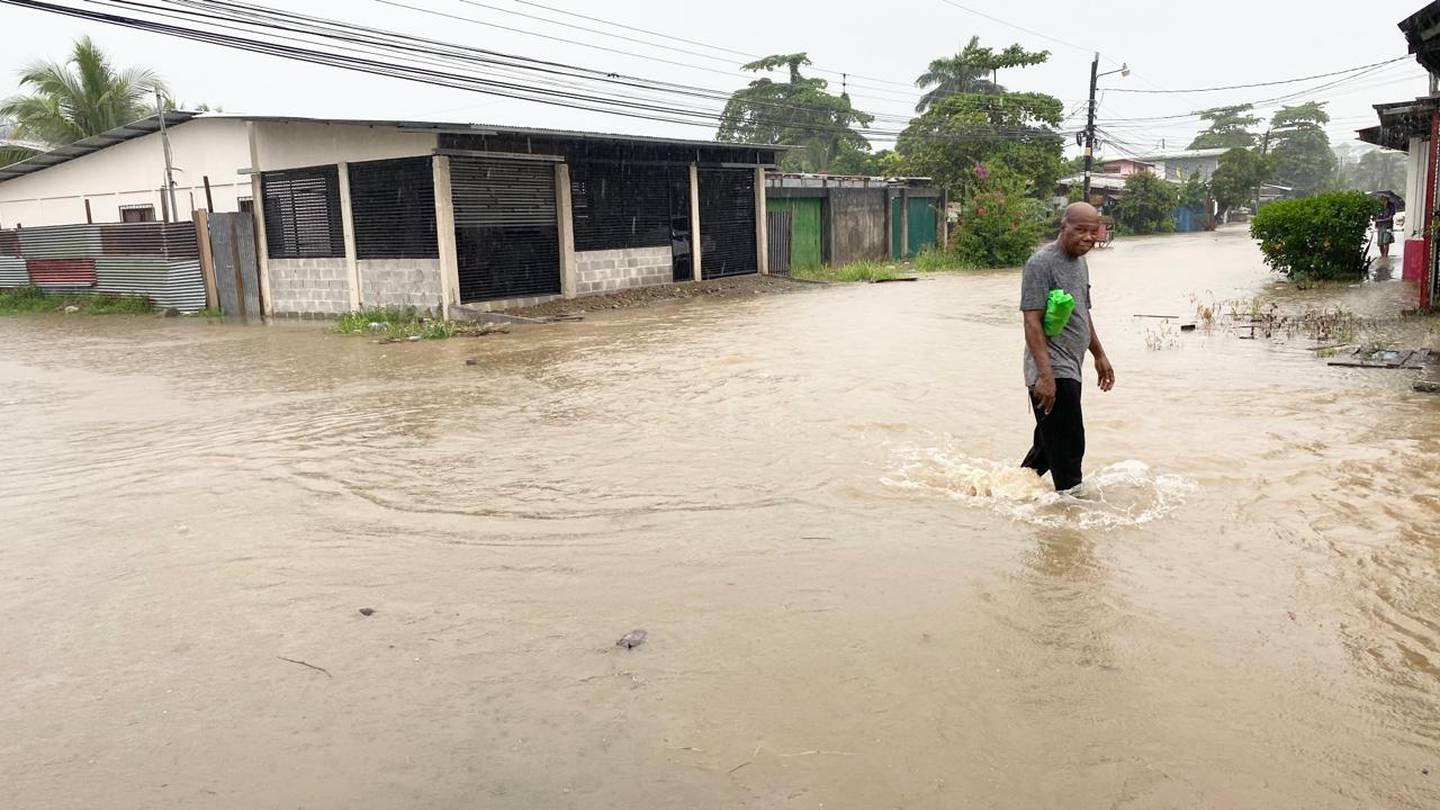 Barrio La Colina, en Limón, amaneció inundado este martes.