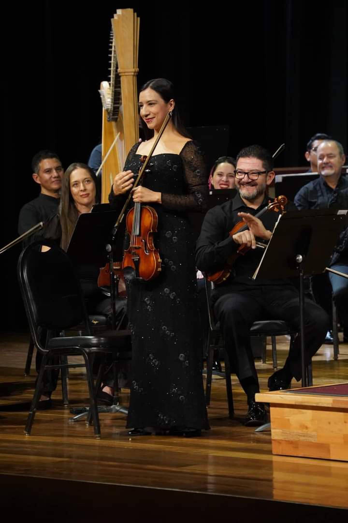 La violinista Rebeca Medrano, quien se presentó como concertino, fue aplaudida por un Teatro Nacional que gozó de buena asistencia. Foto: Cortesía CNM