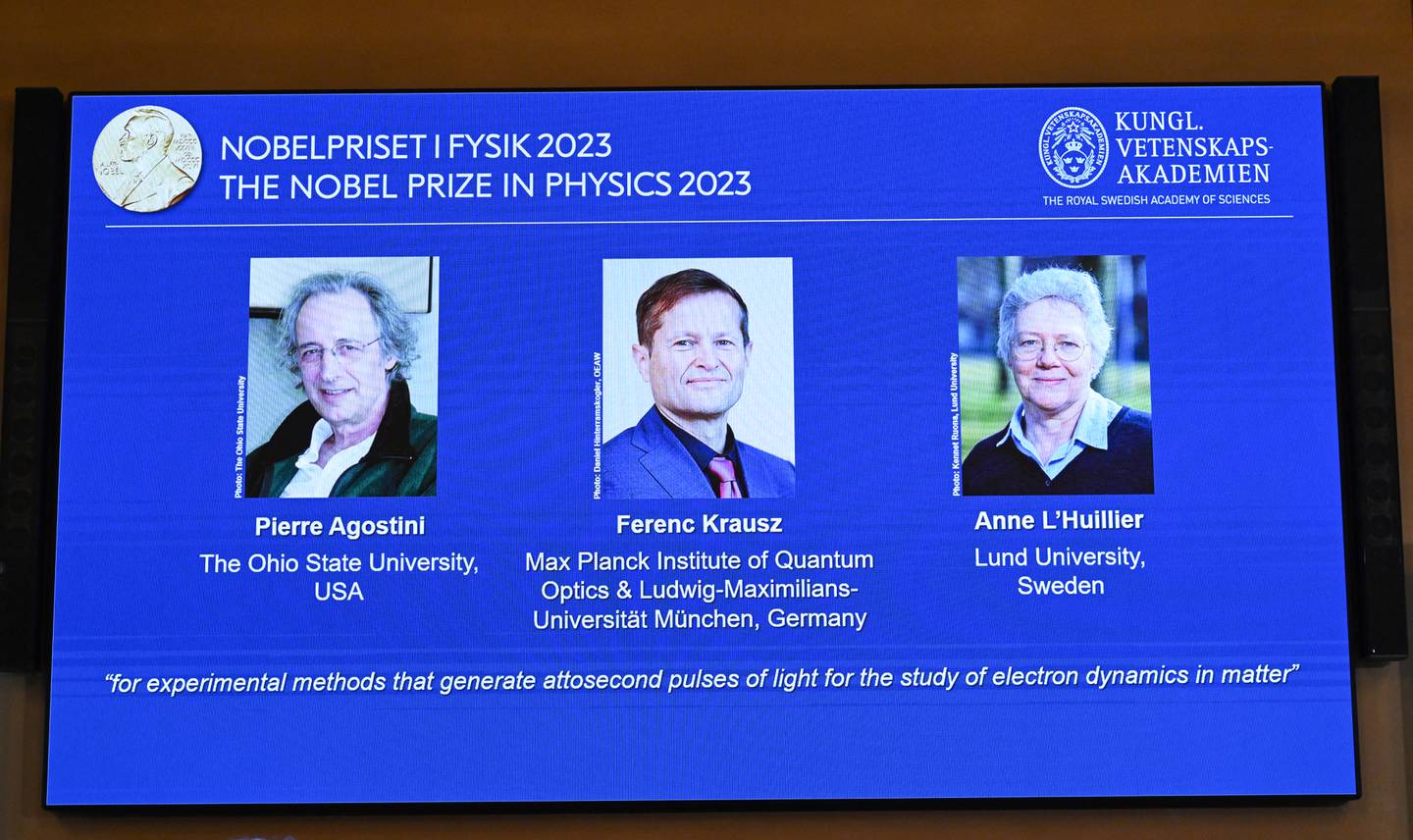 (De izq a der) Una pantalla muestra a los galardonados de este año, el físico estadounidense Pierre Agostini, el físico húngaro-austriaco Ferenc Krausz y la física francesa Anne L Huillier durante el anuncio de los ganadores del Premio Nobel de Física 2023 en la Real Academia Sueca de Ciencias en Estocolmo.