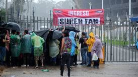 El frío y  la lluvia acompañaron  la emoción de los fanáticos  