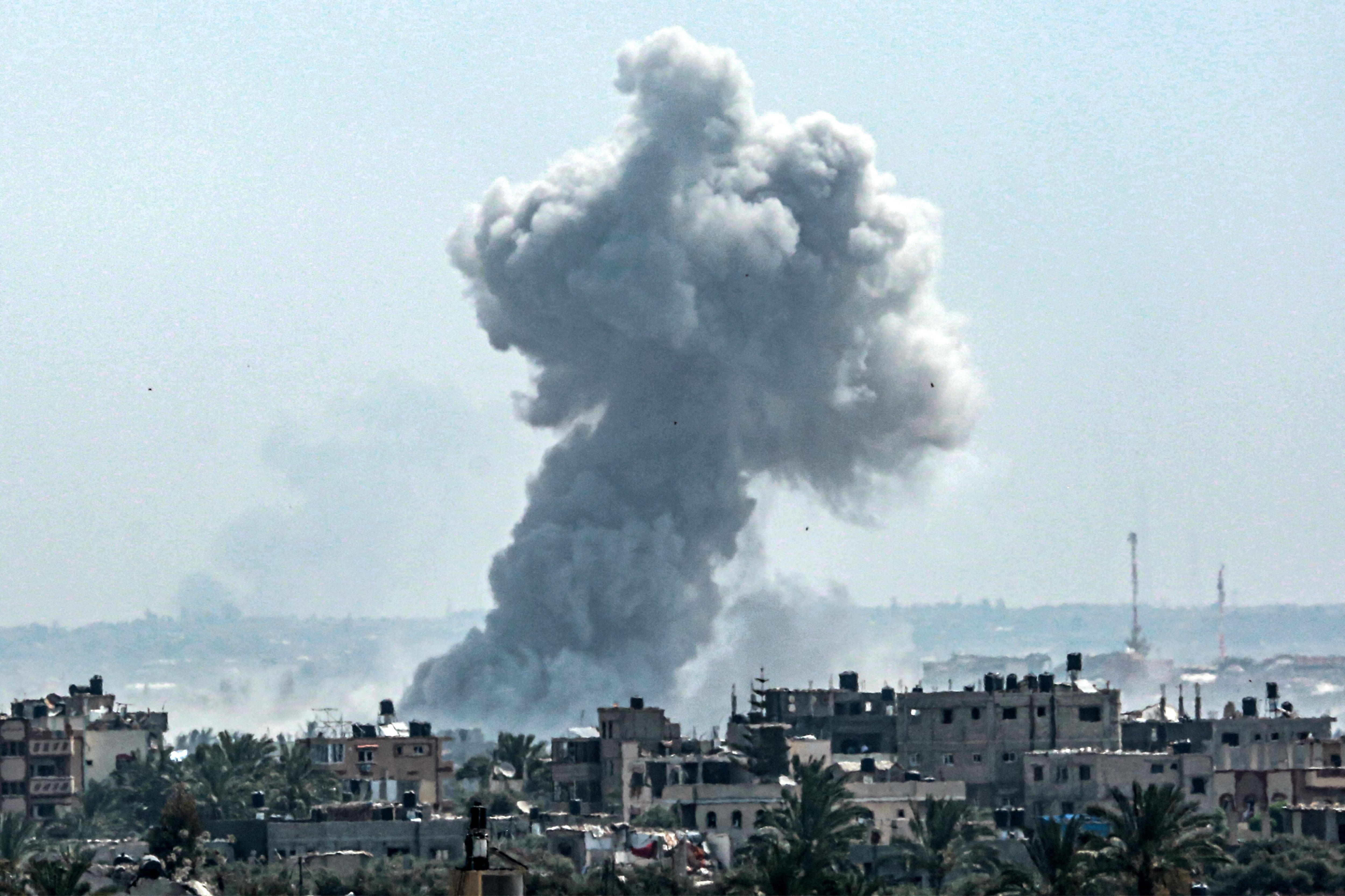 Durante las últimas 24 horas, los bombardeos israelíes en Gaza han resultado en la muerte de 32 palestinos, según el Ministerio de Salud de la Franja de Gaza. Foto: AFP