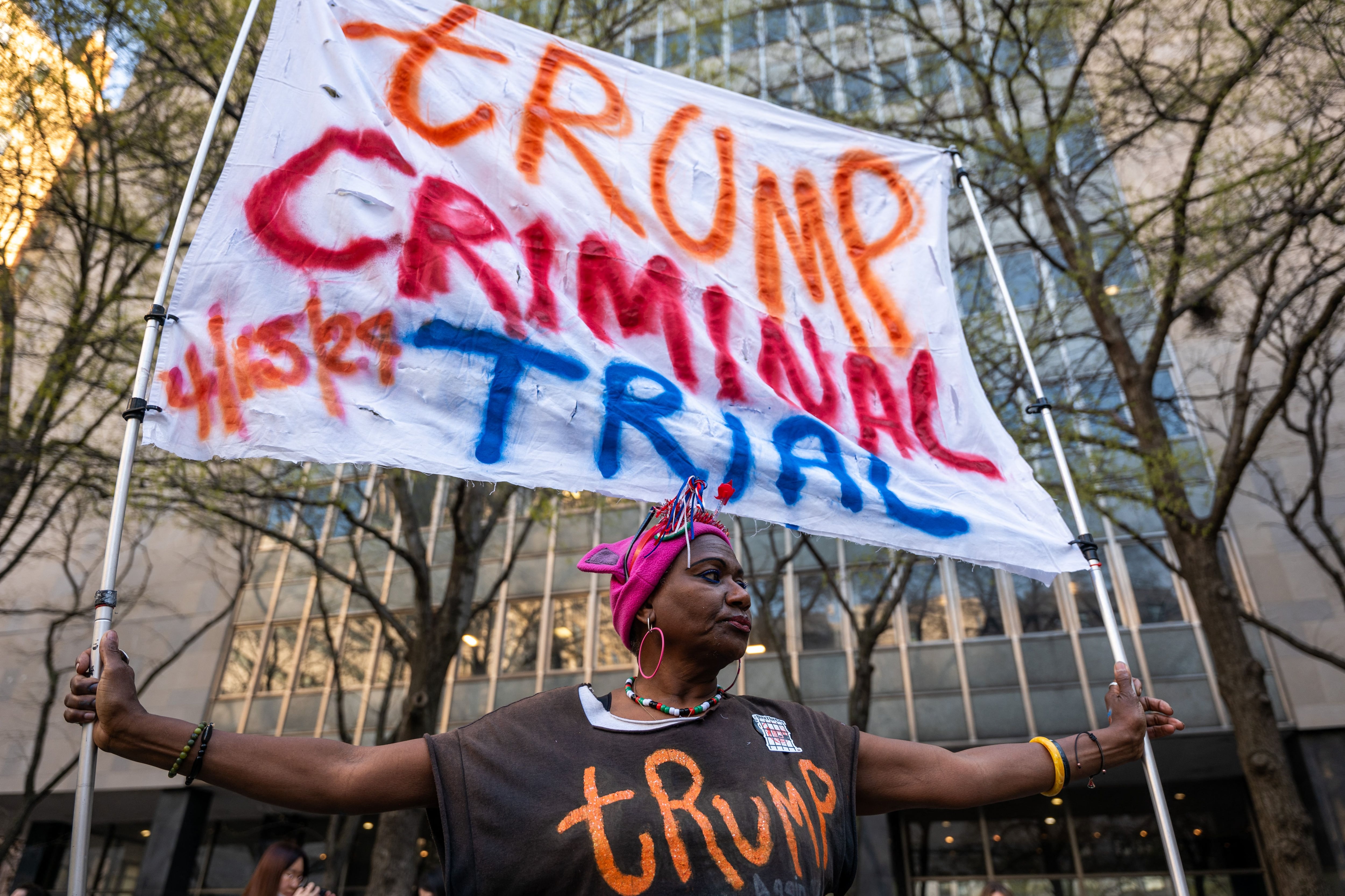 Nadine Seiler protesta contra Donald Trump frente al Tribunal Penal de Manhattan al inicio del primer juicio penal contra un expresidente de los Estados Unidos.