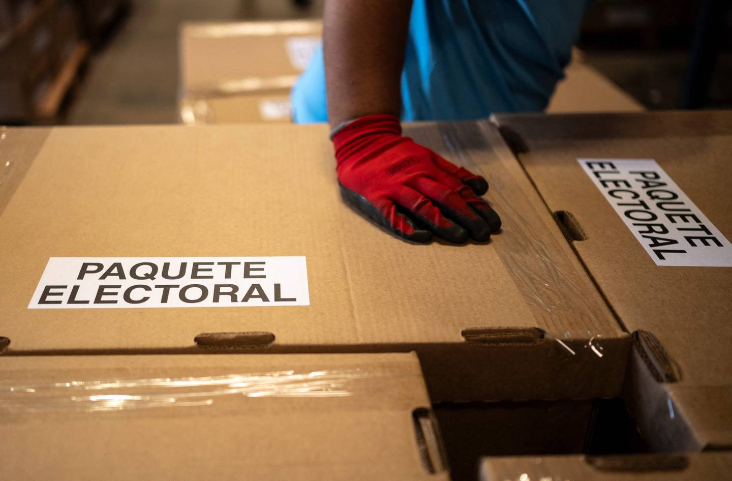 El Tribunal Supremo Electoral de El Salvador recibe los votos emitidos por la población este domingo. El conteo será manual debido a que el sistema de conteó falló.