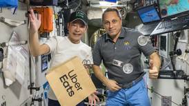 Uber Eats entrega comida en estación espacial con ayuda de multimillonario japonés