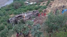25 personas mueren por caída de bus en precipicio de 200 metros en Perú 