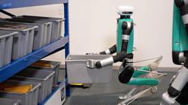 Robot se ‘desmaya’ luego de trabajar durante más de 20 horas y se hace viral