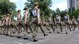 Polémica en Ucrania por zapatos de tacón para mujeres soldados