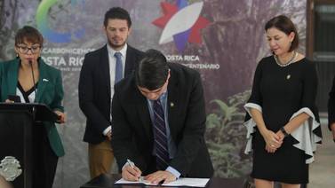 Carlos Alvarado firma ley que amplía plazo para denunciar abusos contra menores de edad