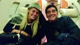 Expareja de Maradona, Rocío Oliva, denuncia que le impidieron ingresar al velatorio: ‘Todos pasan menos yo’