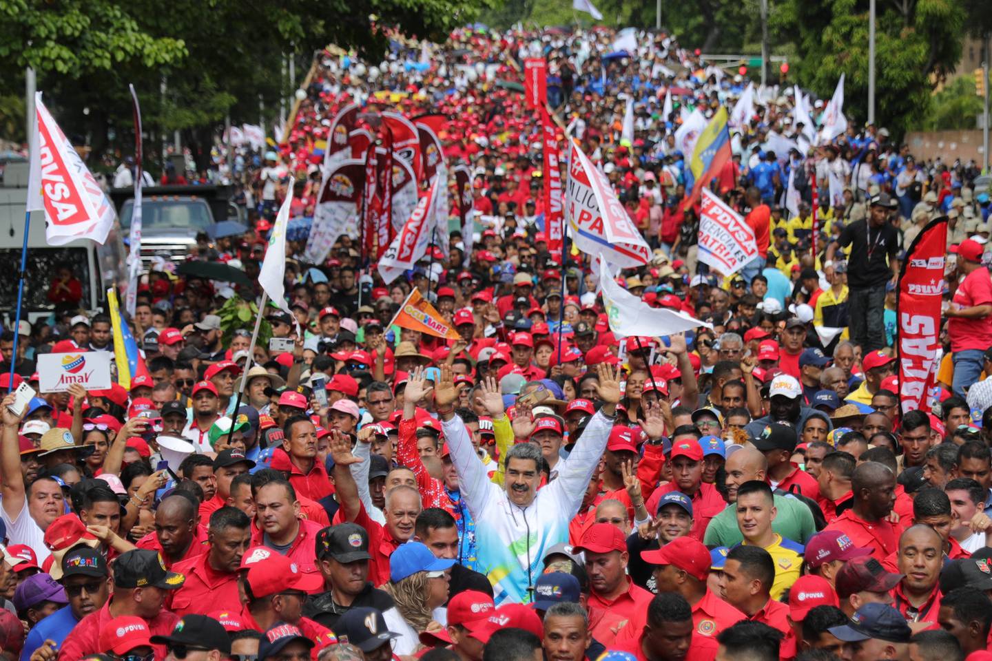 El presidente de Venezuela, Nicolás Maduro, caminando en una marcha para conmemorar el 1°. de Mayo, Día del Trabajo, en Caracas.