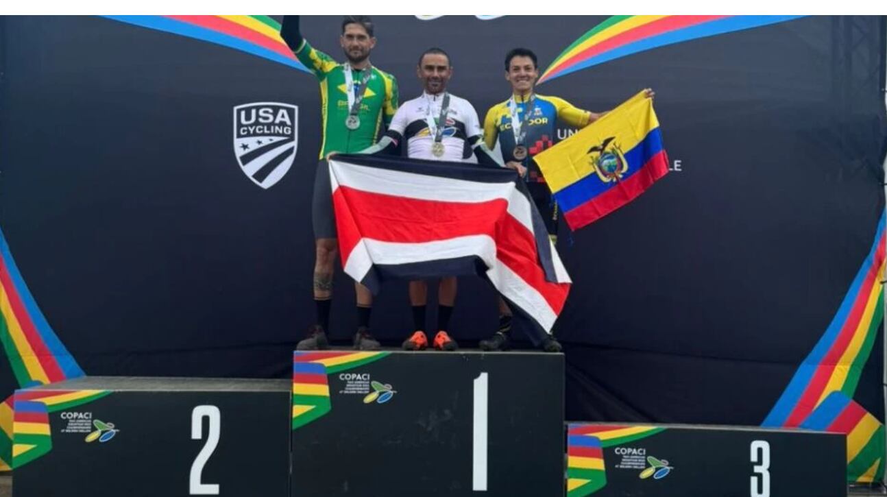 Enrique Artavia, en  lo más alto del podio, muestra la bandera de Costa Rica como campeón Panamericano de ciclismo de montaña. Cortesía: Fecoci