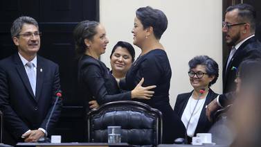 Carolina Hidalgo del PAC gana la presidencia de la Asamblea con el apoyo de 35 diputados de cinco partidos