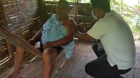 Caminar, convencer y vacunar: los desafíos de un funcionario de salud indígena en Talamanca