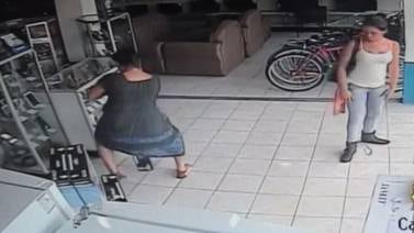 OIJ busca mujer por robar pantalla oculta en piernas