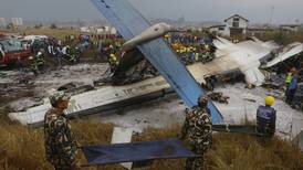 Avión cae cerca del aeropuerto de la capital de Nepal; 49 muertos