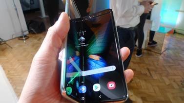 Algunos de los nuevos celulares plegables de Samsung de $2.000 se rompen