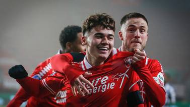Manfred Ugalde anota doblete en tres minutos y el Twente derrota al AZ Alkmaar