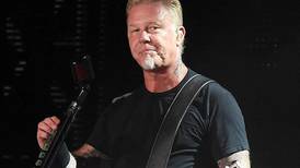 James Hetfield, de Metallica, se conmociona en el escenario y es abrazado por el grupo entero