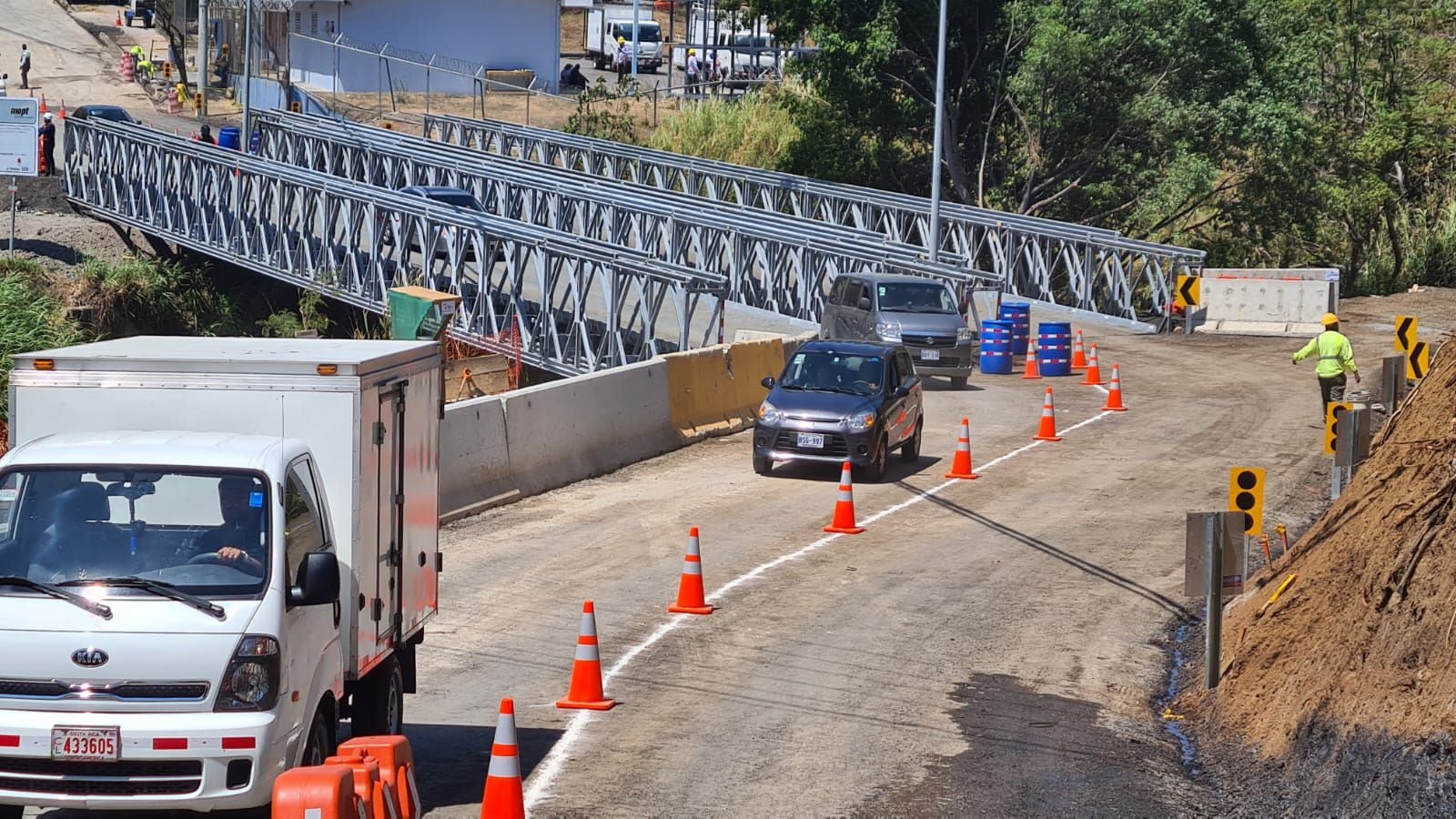 Durante el cierre, se llevará a cabo el traslado y ubicación de vigas que conformarán el puente definitivo sobre el río Torres.
