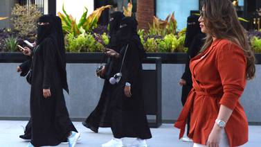 Las mujeres de Arabia Saudí se rebelan contra la abaya, la túnica negra tradicional